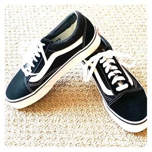 Women’s Vans Old Skool Sneaker In Black